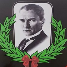 Atatürk Portresi ve Yeşil Çiçek Dalı İle Tasarımlı Anma Materyali