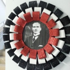 Kırmızı Siyah Beyaz Çiçek Tasarımı ve Portre