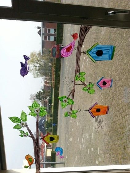 Renkli Kuş Evleri ve Doğa Manzarası Çizimi