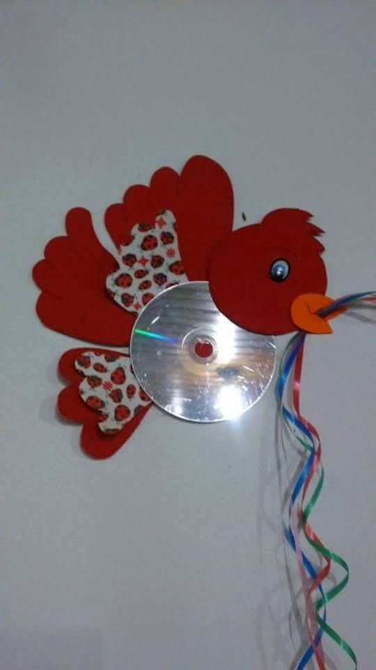 Karton Kuş Şeklinde El Sanatı 1 Adet CD ile Yapılmış, Renkli Şeritler ile Süslenmiş