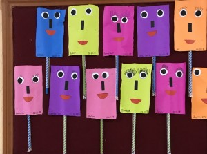 Renkli Kağıt Yüzler: 12 Farklı Emoji Maskesi ile Duyguları Öğrenme Materyali