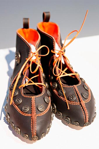 çarık-tarzı-modern-bağcıklı-ayakkabı-manolo-blahnik-